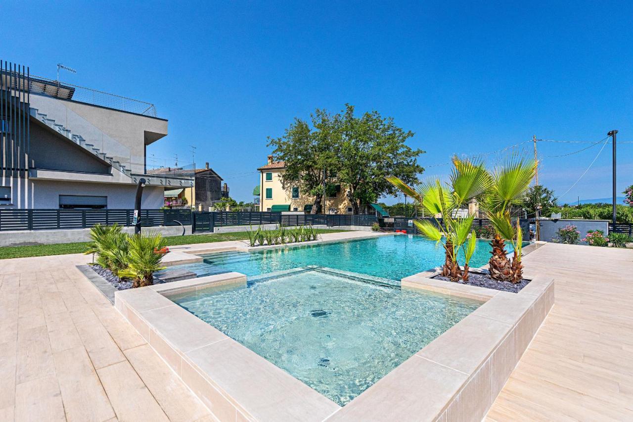 Апартаменты Una Terrazza Sul Lago A2 Con Piscina By Wonderful Italy Пескьера-дель-Гарда Экстерьер фото